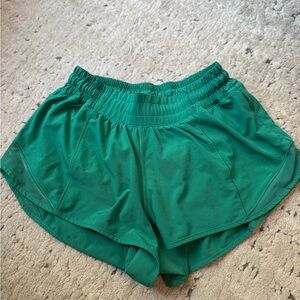 Lululemon Women's Athletic Shorts Hotty Hot Low-Rise Lined short 2.5”